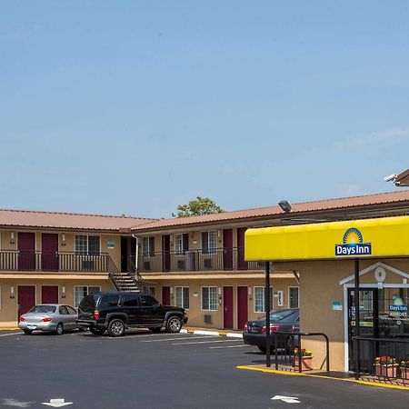 Days Inn By Wyndham Portland Central Exterior photo