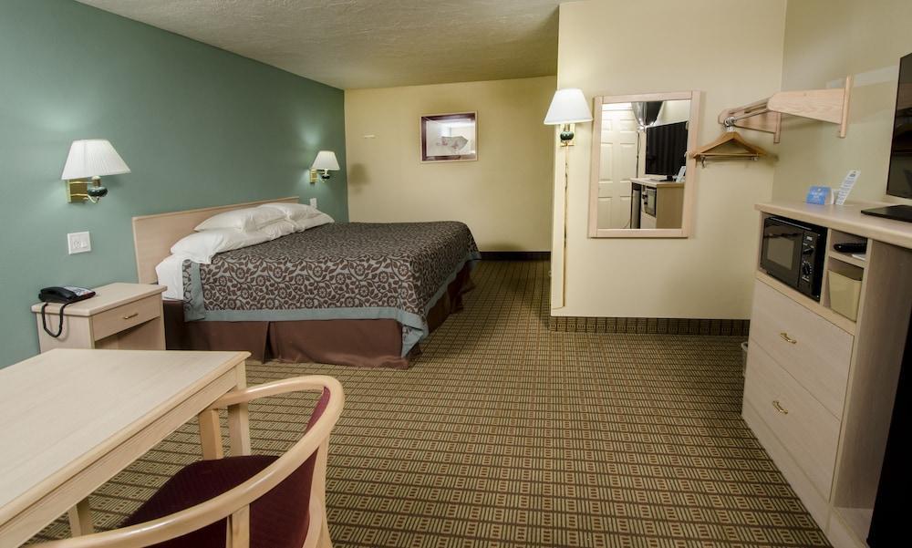 Days Inn By Wyndham Portland Central Exterior photo