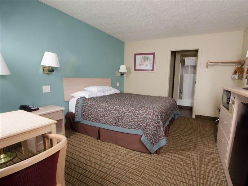 Days Inn By Wyndham Portland Central Exterior photo