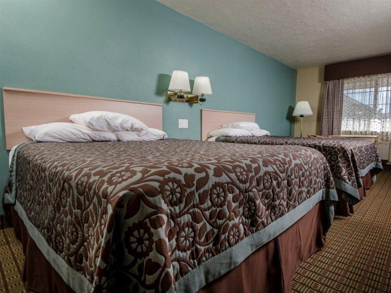 Days Inn By Wyndham Portland Central Exterior photo