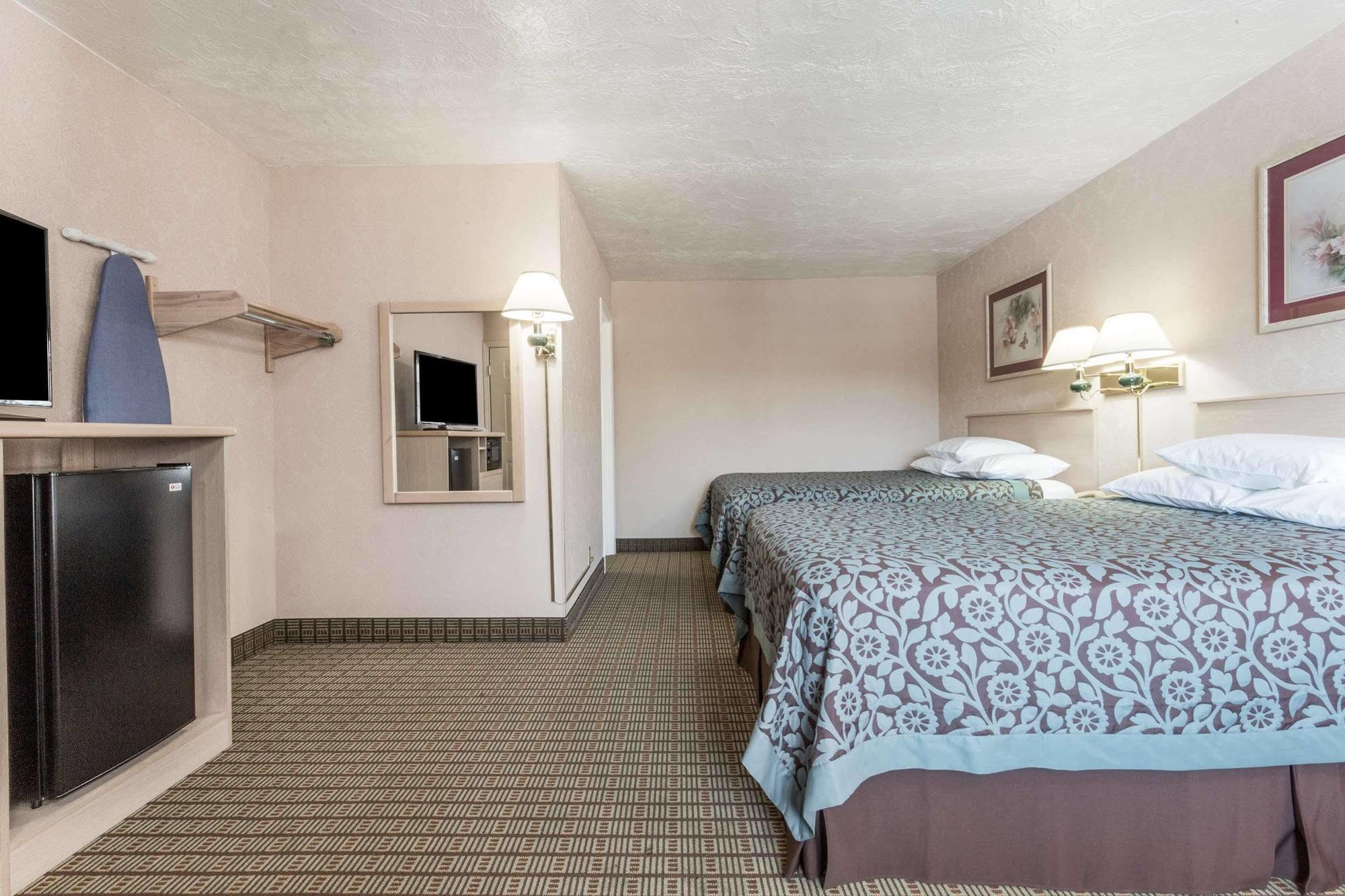 Days Inn By Wyndham Portland Central Exterior photo