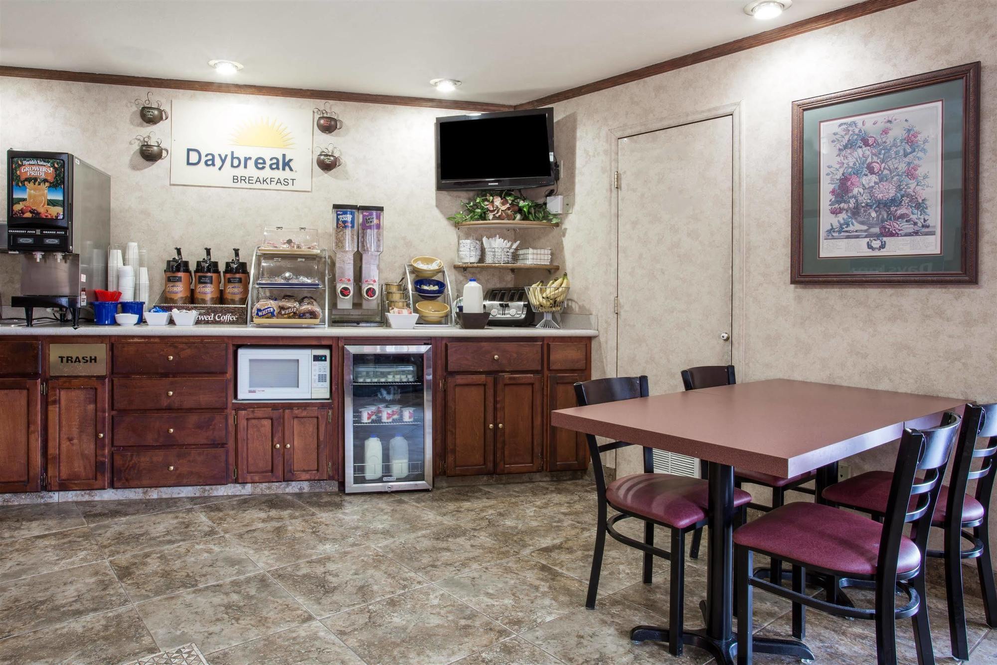 Days Inn By Wyndham Portland Central Exterior photo