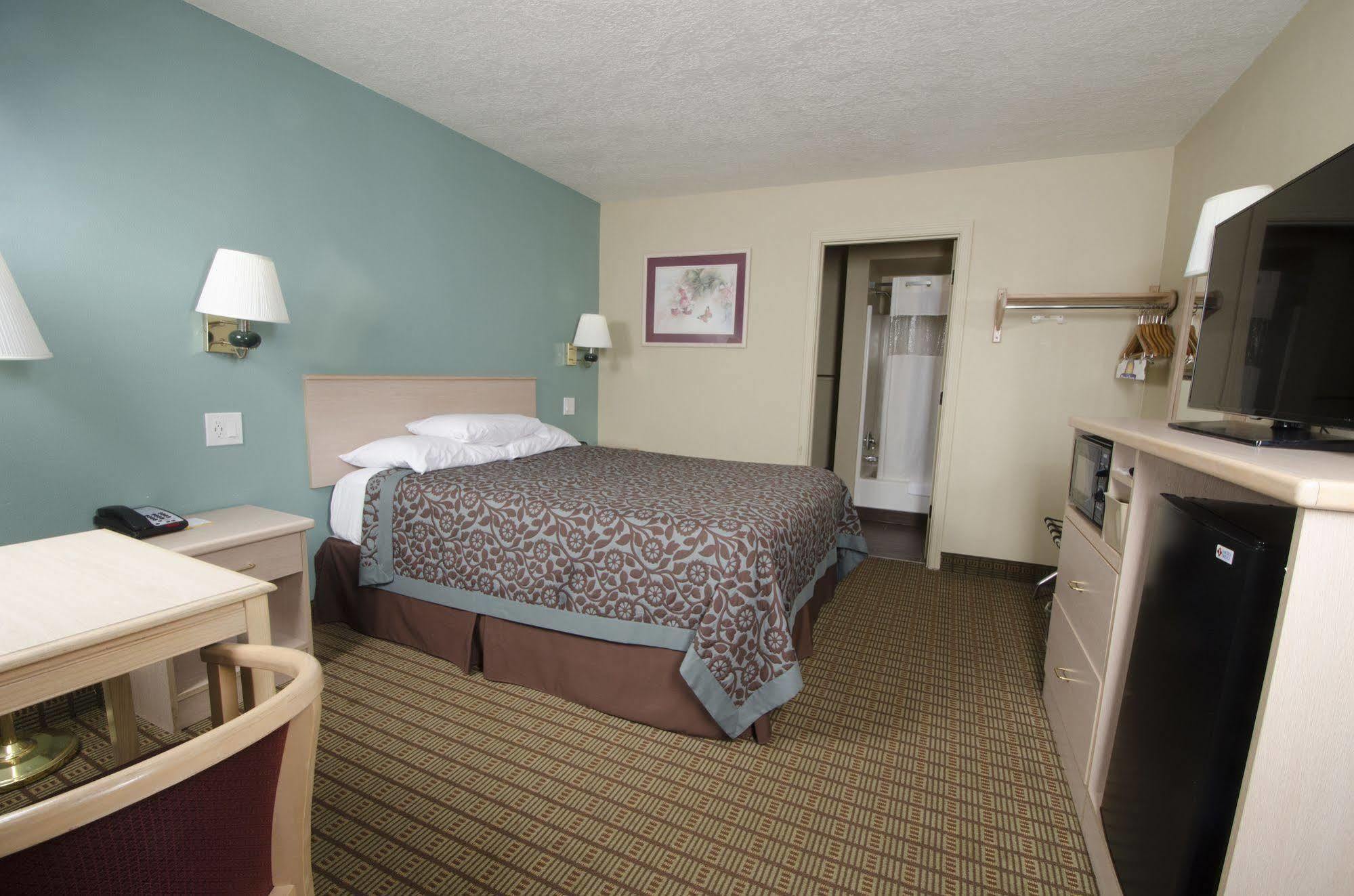 Days Inn By Wyndham Portland Central Exterior photo