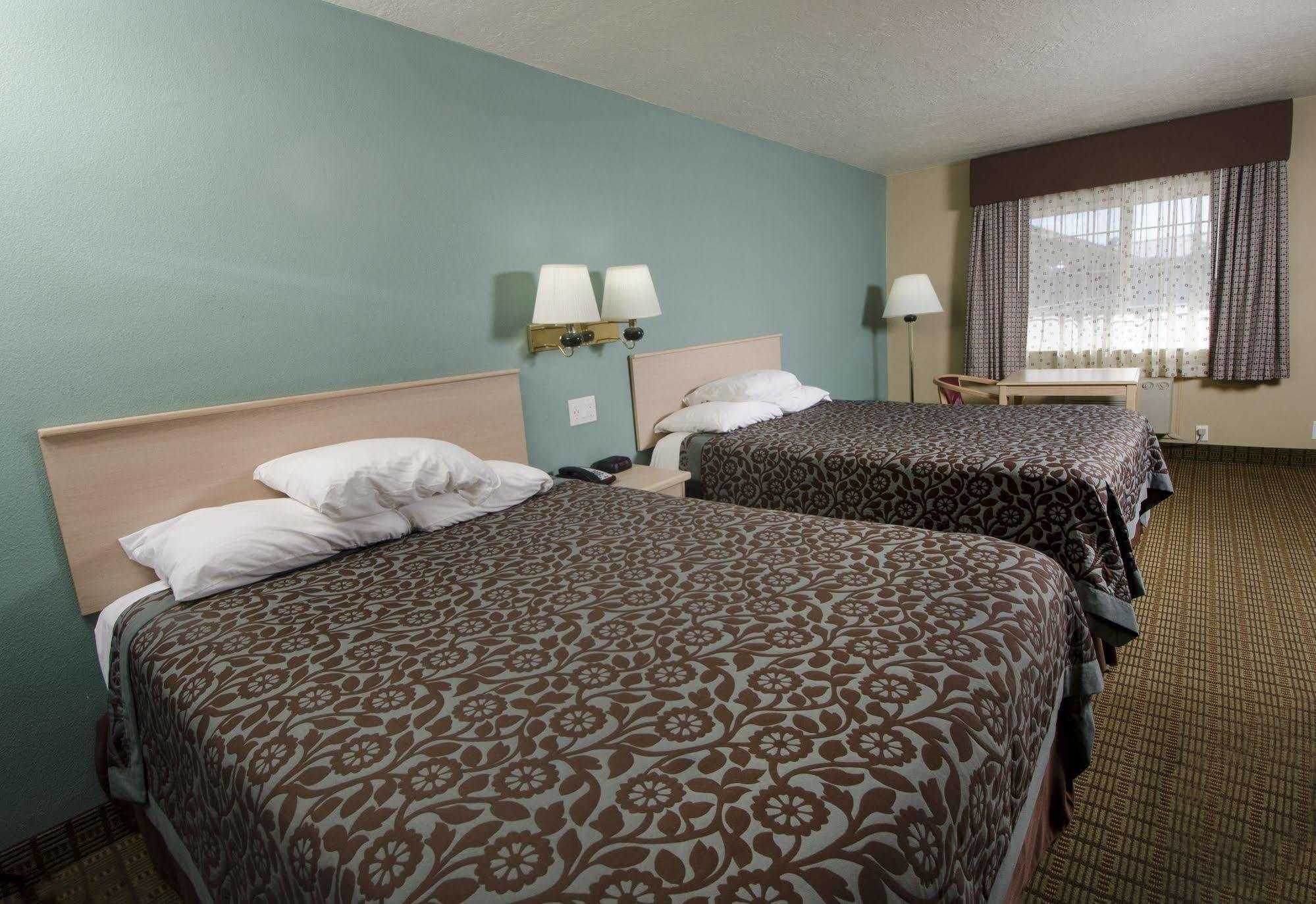 Days Inn By Wyndham Portland Central Exterior photo