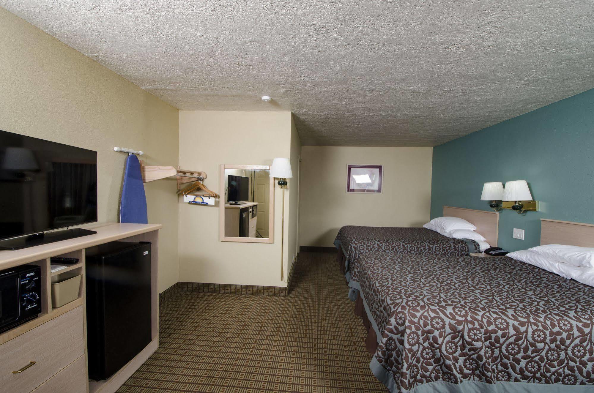 Days Inn By Wyndham Portland Central Exterior photo