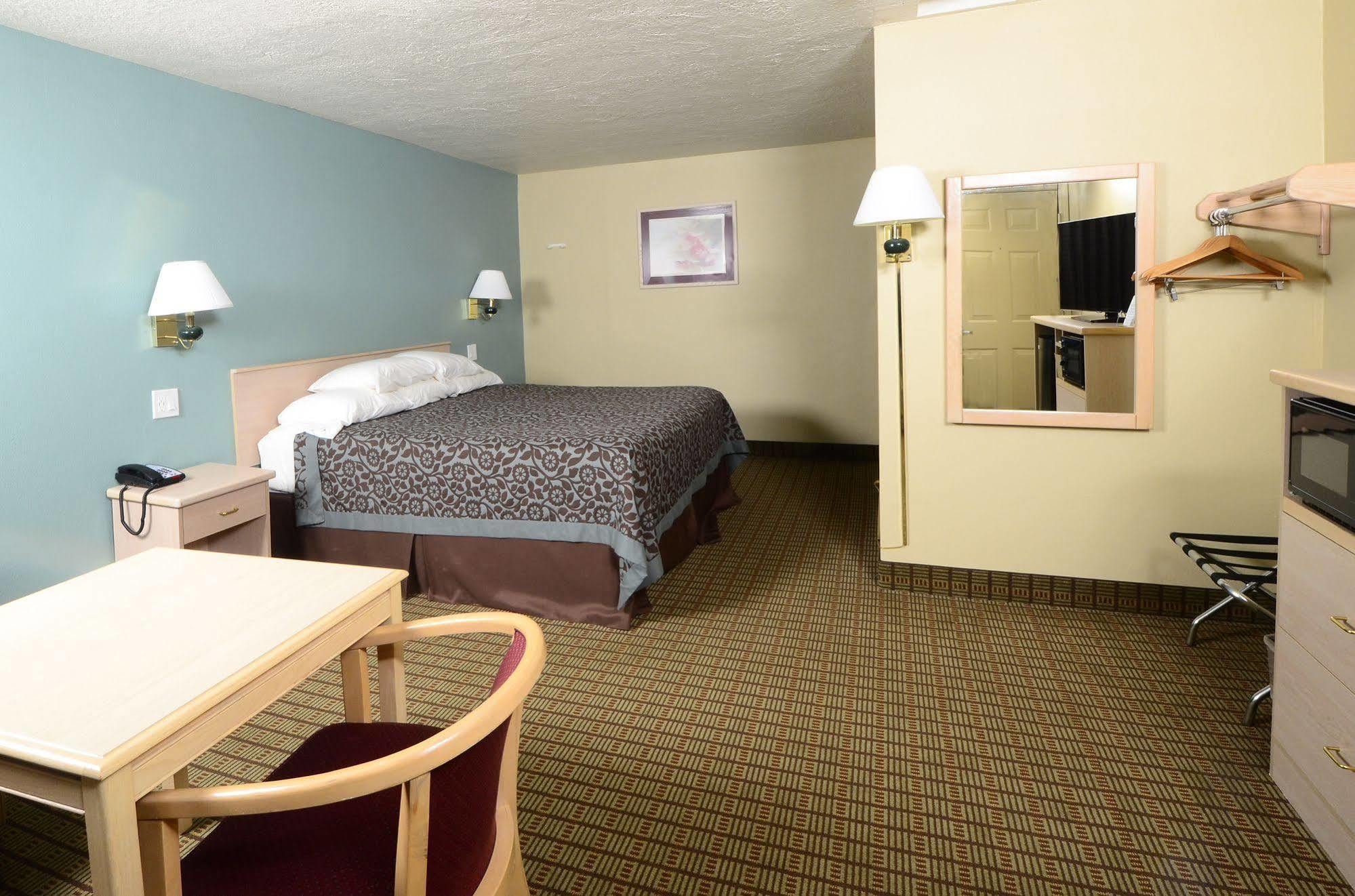 Days Inn By Wyndham Portland Central Exterior photo
