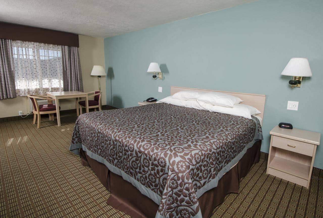 Days Inn By Wyndham Portland Central Exterior photo